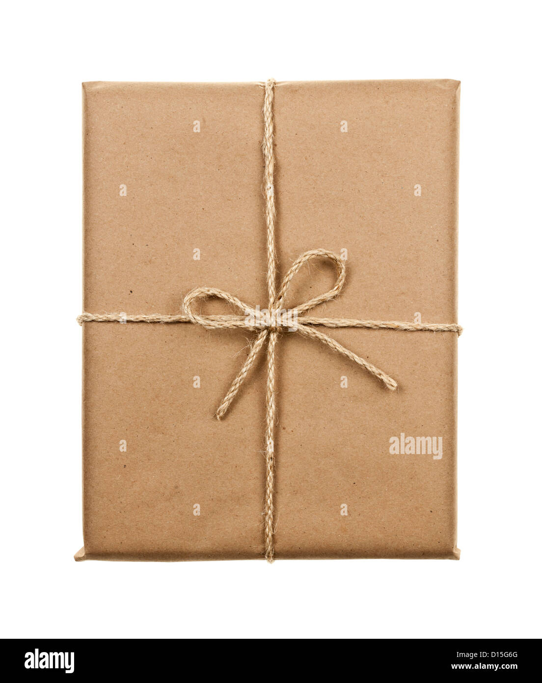 Paquete de regalo en el envoltorio de papel marrón atado con hilo aislado  sobre fondo blanco Fotografía de stock - Alamy