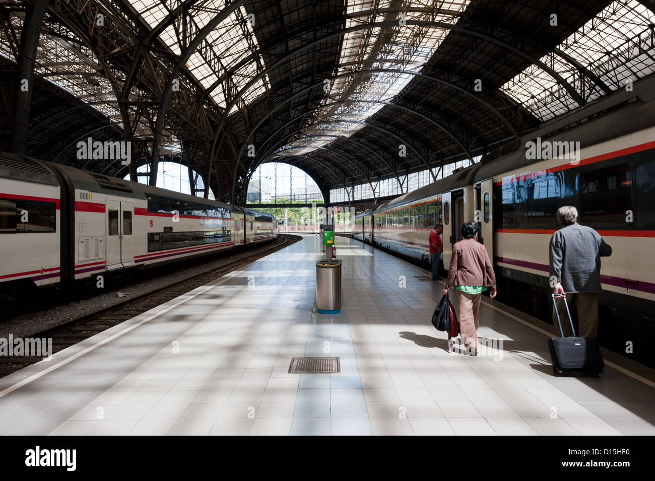 Barcelona, España: Los pasajeros de un tren en la plataforma de la estación de Francia (estacion de Francia). Foto de stock
