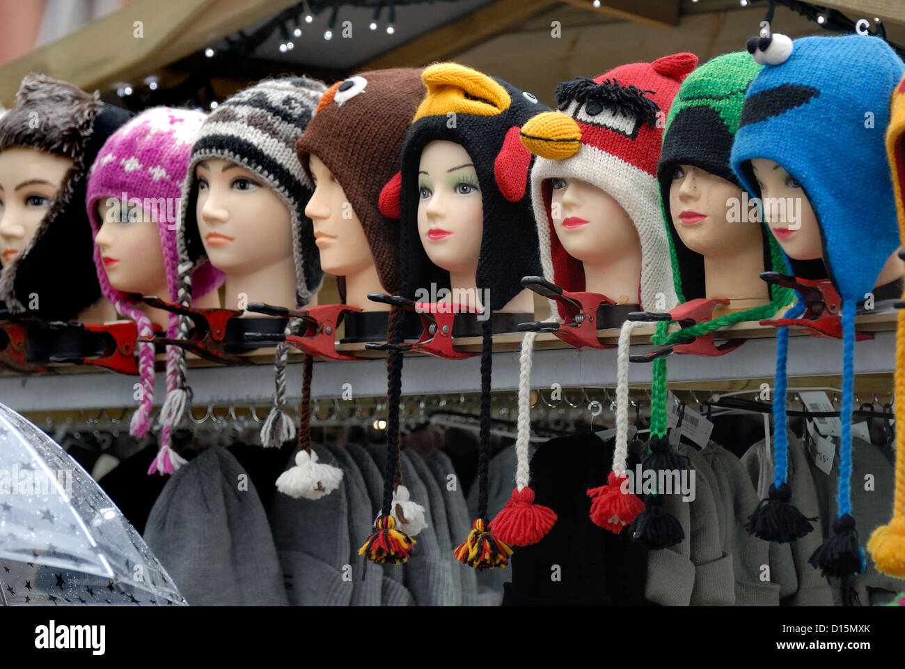 Bruges / Brugge, Bélgica. Sombreros en un puesto en el mercado de Navidad Foto de stock