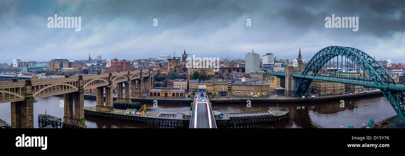Newcastle-upon-Tyne skyline. Panorama cosidos con el puente de alto nivel, el swing y el puente Tyne Bridge. Foto de stock