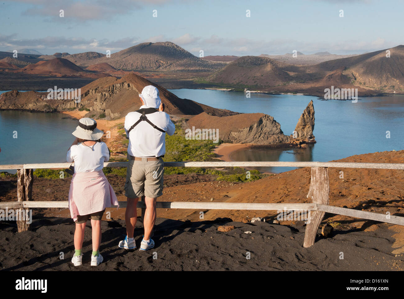 Los turistas ver paisaje volcánico de la parte superior de la Isla Bartolomé, Islas Galápagos, Ecuador Foto de stock