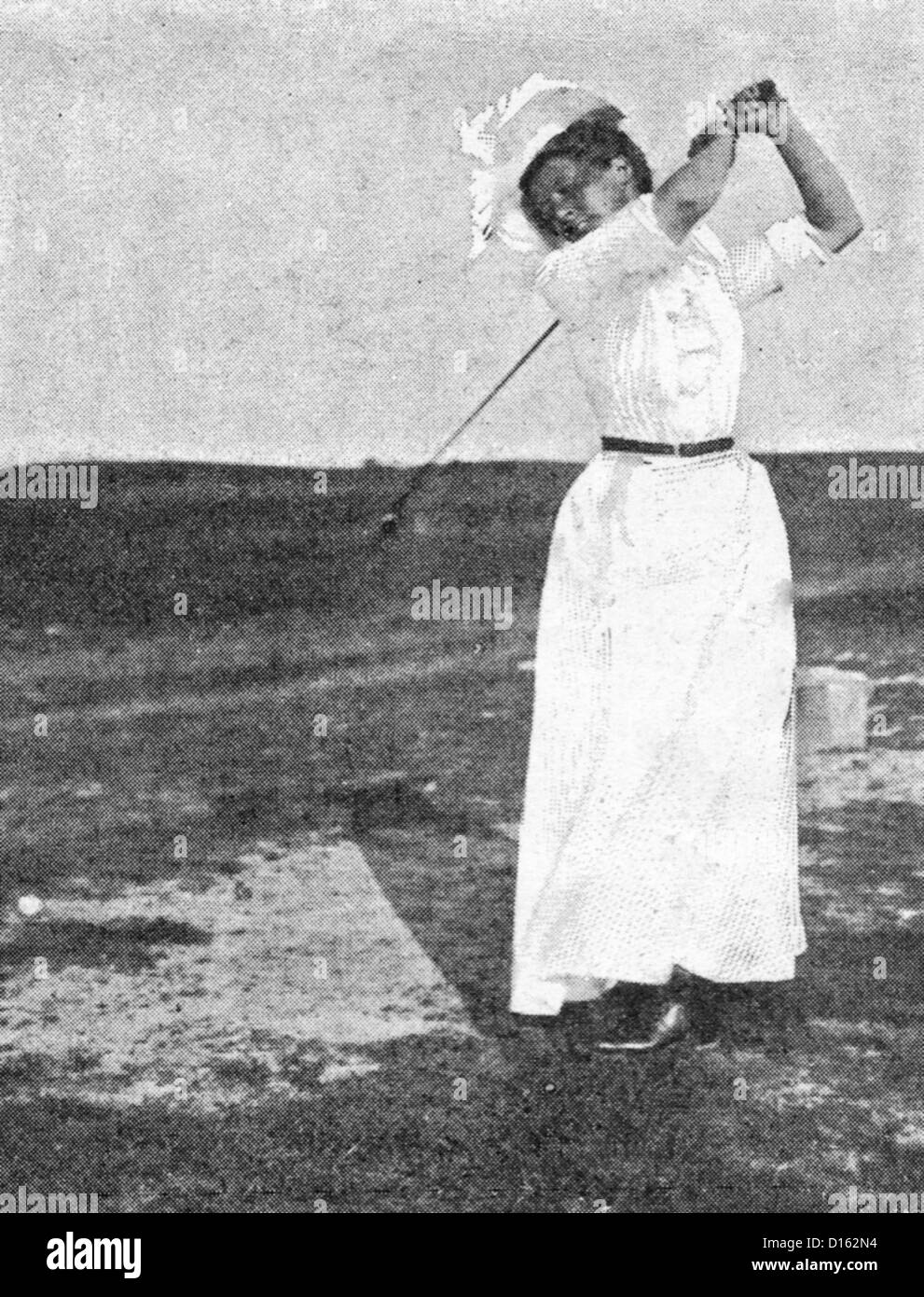 Louise Maxwell, ganando una competencia de conducción, circa 1900 Foto de stock