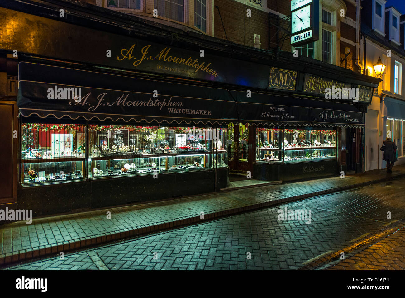 Sidmouth, Devon, Inglaterra. El 7 de diciembre de 2012. Old Fashioned joyeros joyeros tienda en la noche. Foto de stock