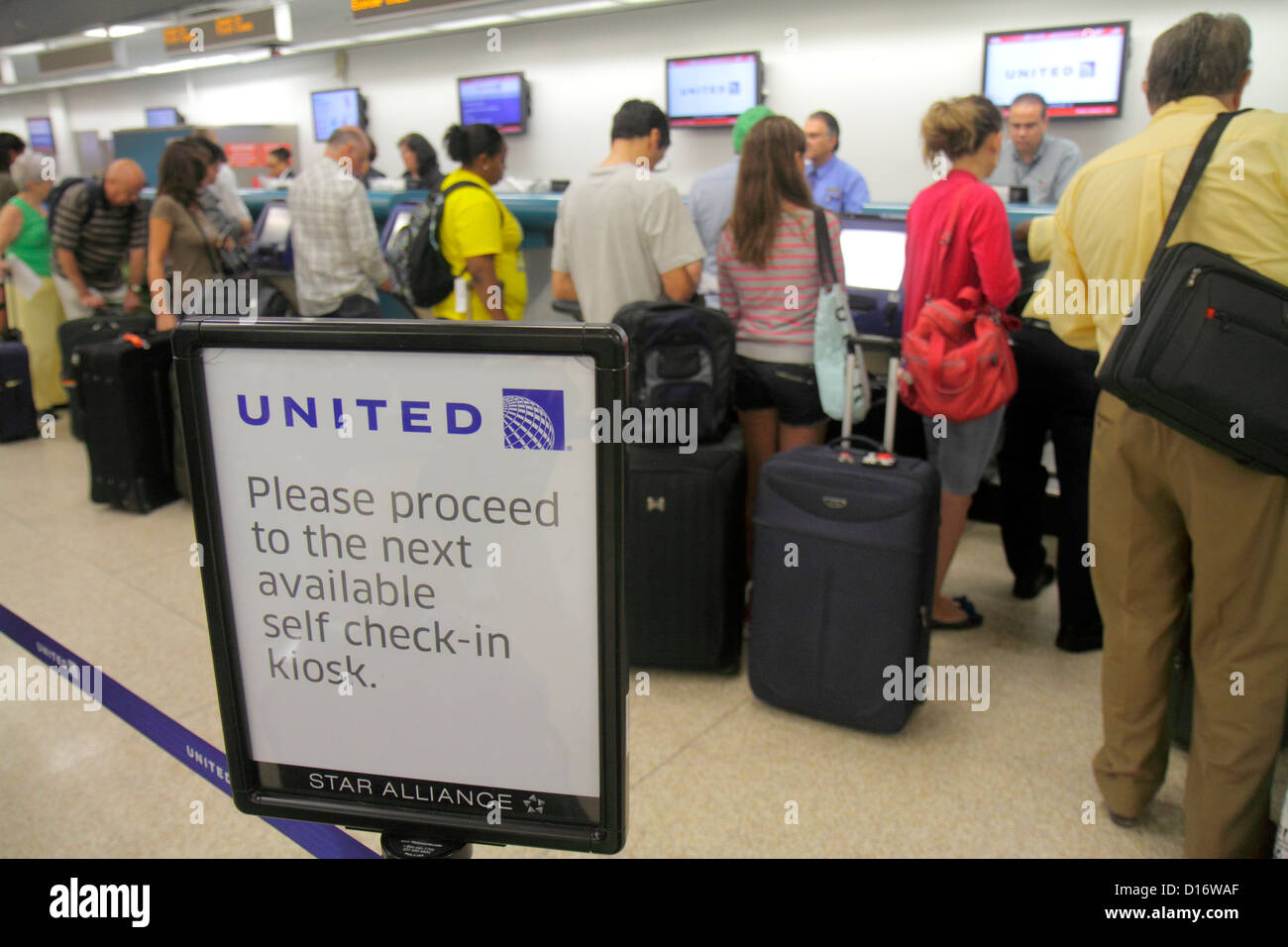 Miami Florida International Airport MIA, terminal, clase turista, mostrador  de billetes, línea, cola, pasajeros pasajeros jinetes, autofacturación,  equipaje, suitc Fotografía de stock - Alamy