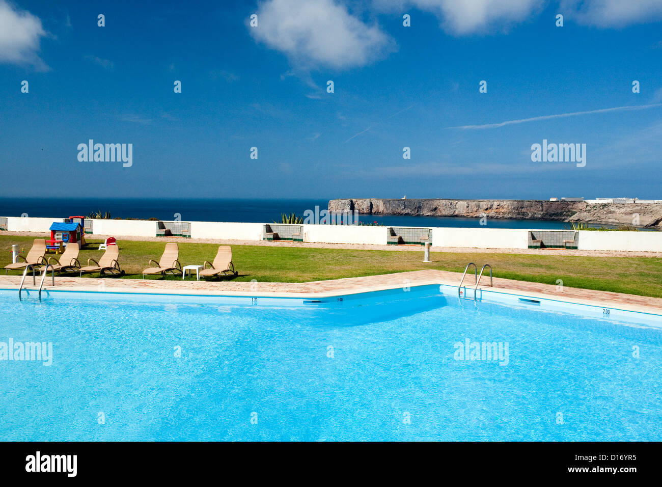 Sagres, Portugal, la piscina de un hotel del complejo Foto de stock