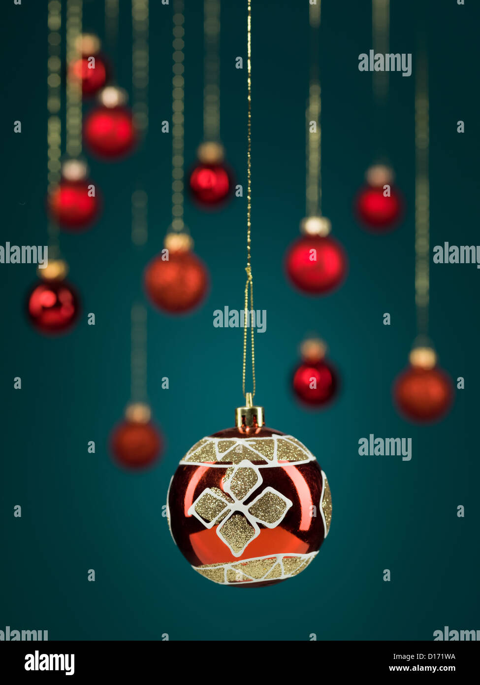 Acercamiento de navidad colgantes red con decoraciones Glitter, con de oro fondo degradado azul con globos rojos borrosa Fotografía de stock - Alamy