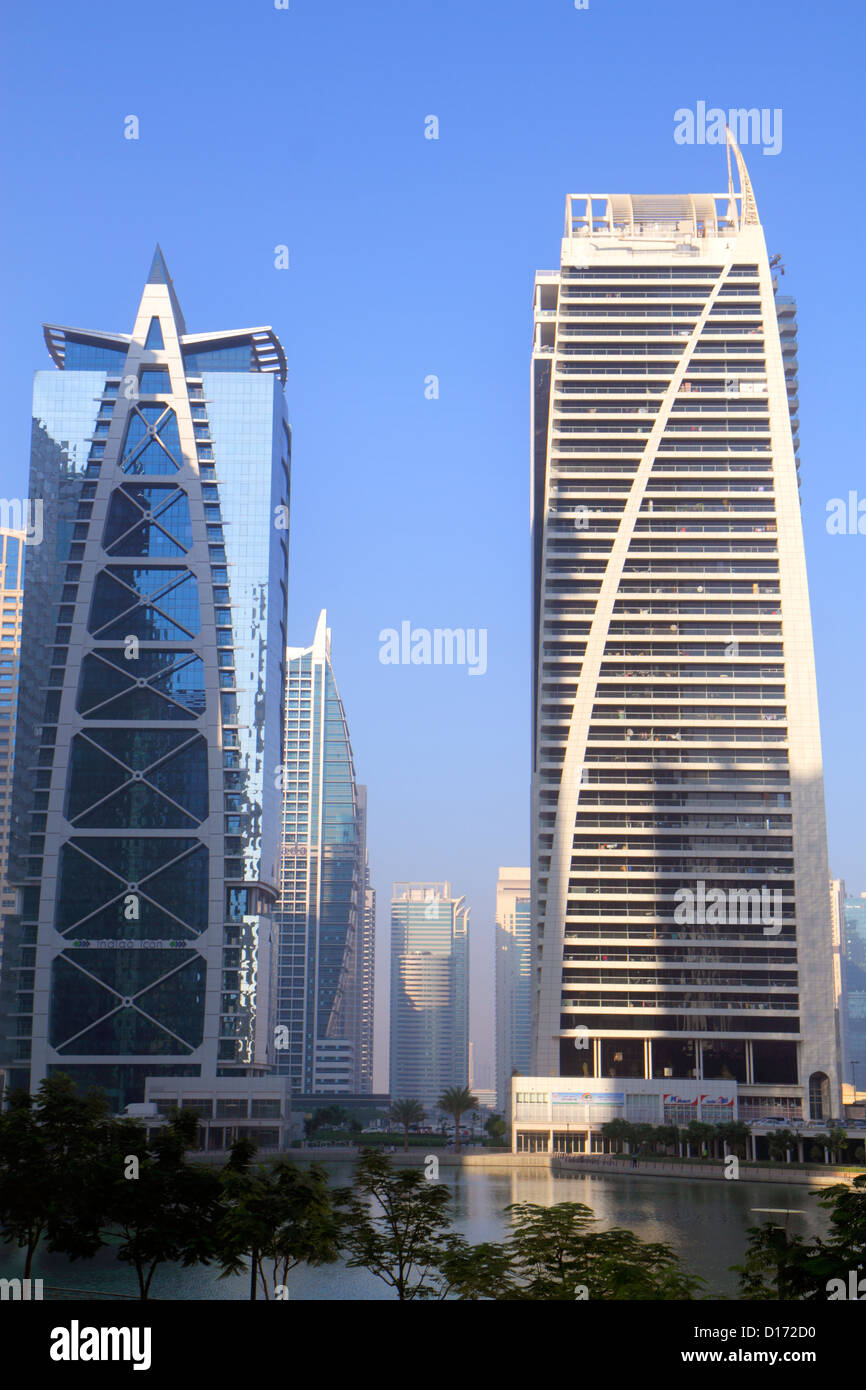 Dubai EAU, Emiratos Árabes Unidos, Jumeirah Lake Towers, Indigo Icon, Dubai Arch Tower, edificio, rascacielos rascacielos altos edificios residentes Foto de stock