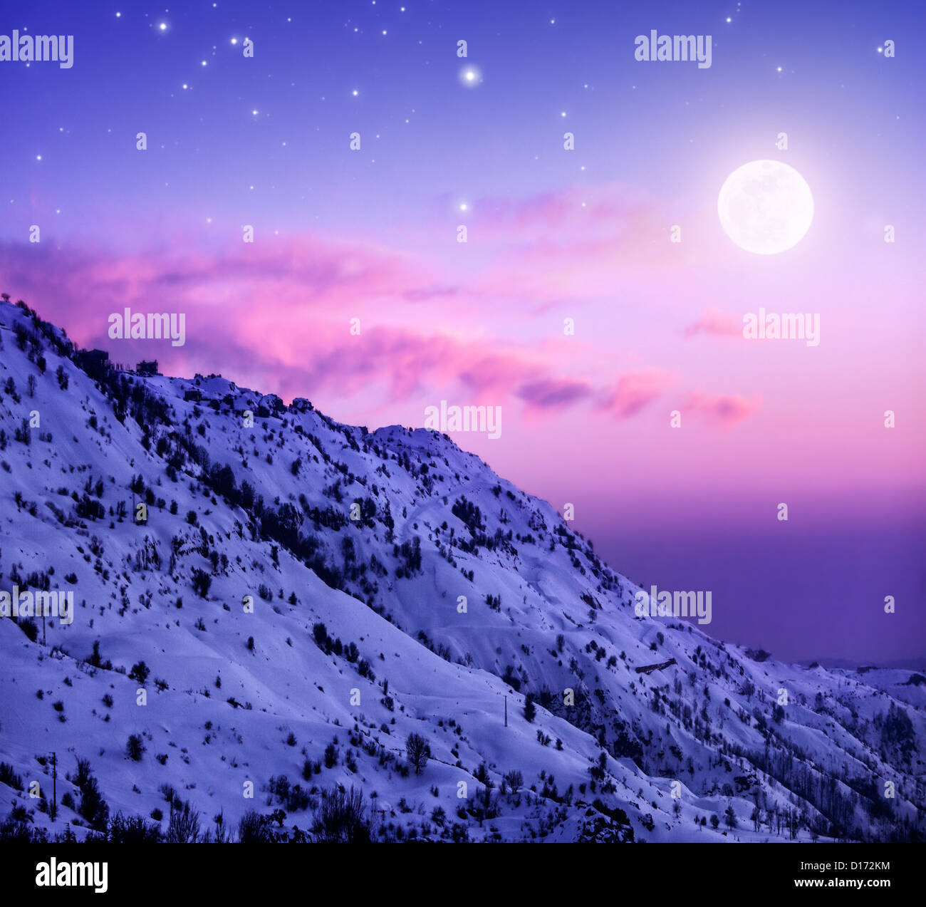 Foto de hermosas montañas nevadas de fondo, Faraya atardecer púrpura en el Líbano de montaña cubiertos de nieve blanca, el invierno Foto de stock