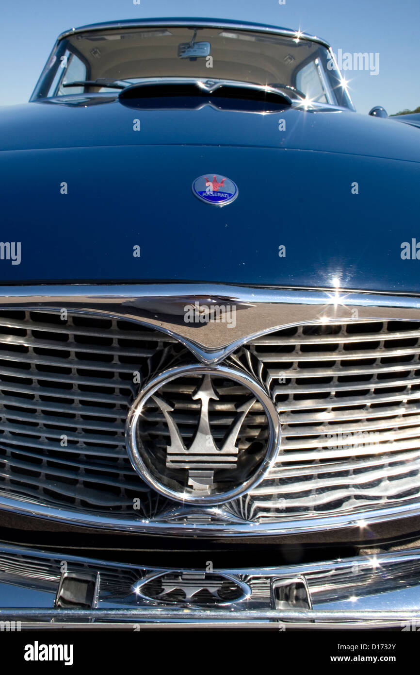 La parrilla y la insignia un clásico coche Maserati Fotografía de - Alamy