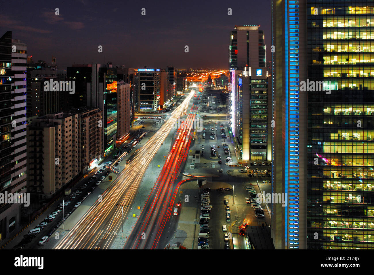 Abu Dhabi La hora pico de tráfico en la calle Salam Fotografía de stock