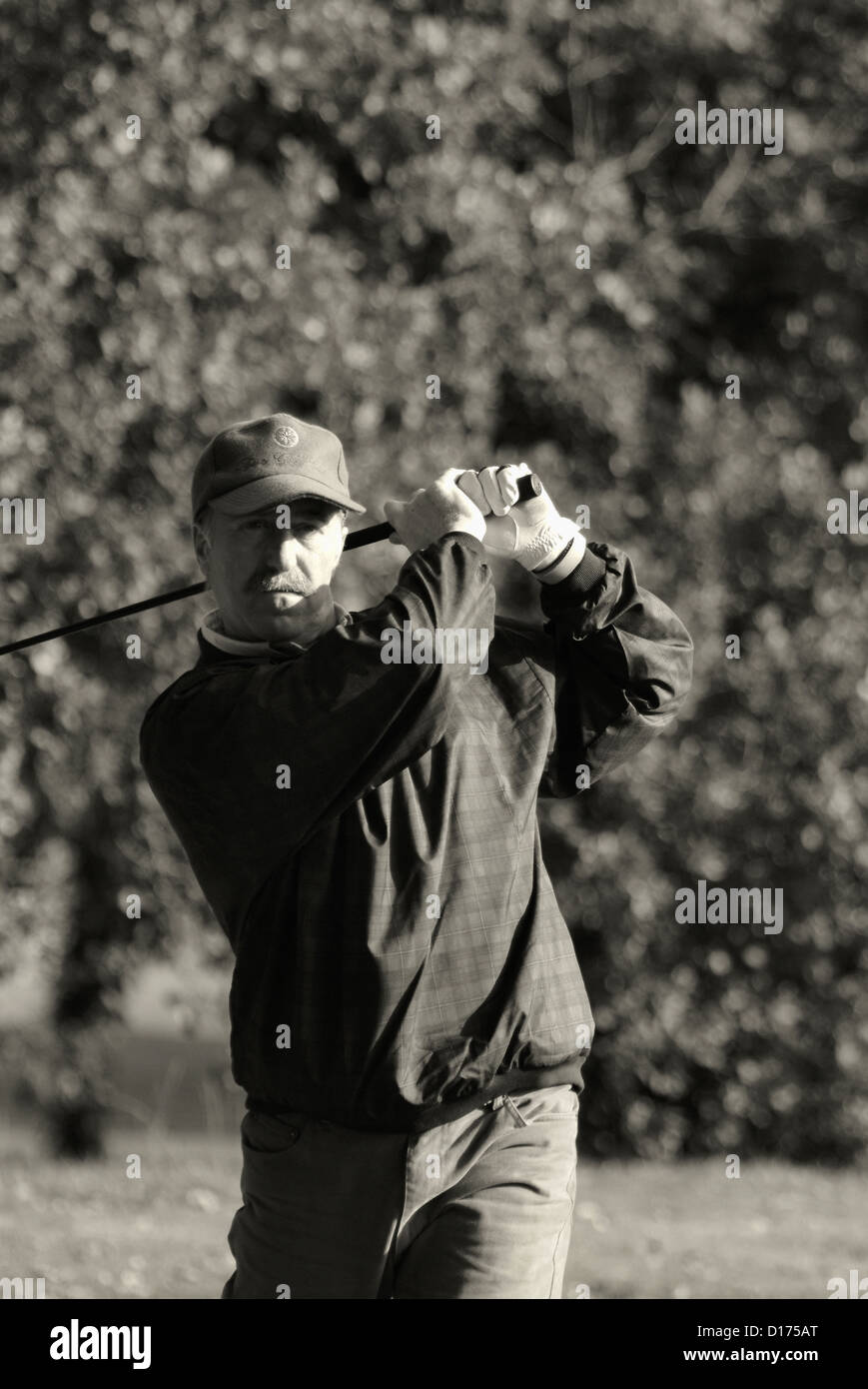 Italia, Roma Olgiata Golf Center, hombre jugando al golf Foto de stock