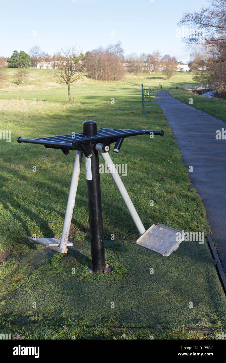 Esquiador al aire libre, una de las varias máquinas de uso gratuito de las instalaciones de equipos de ejercicio público Brun Valle, Burnley. Foto de stock