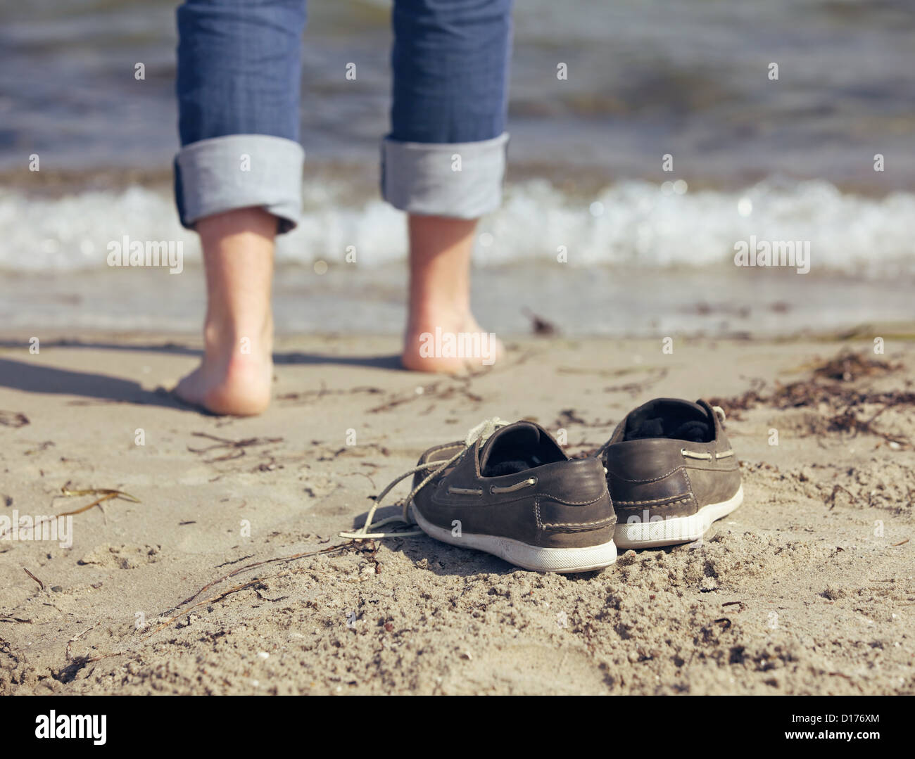 Dejando a su hombre zapatos para caminar hacia el agua Fotografía de stock  - Alamy