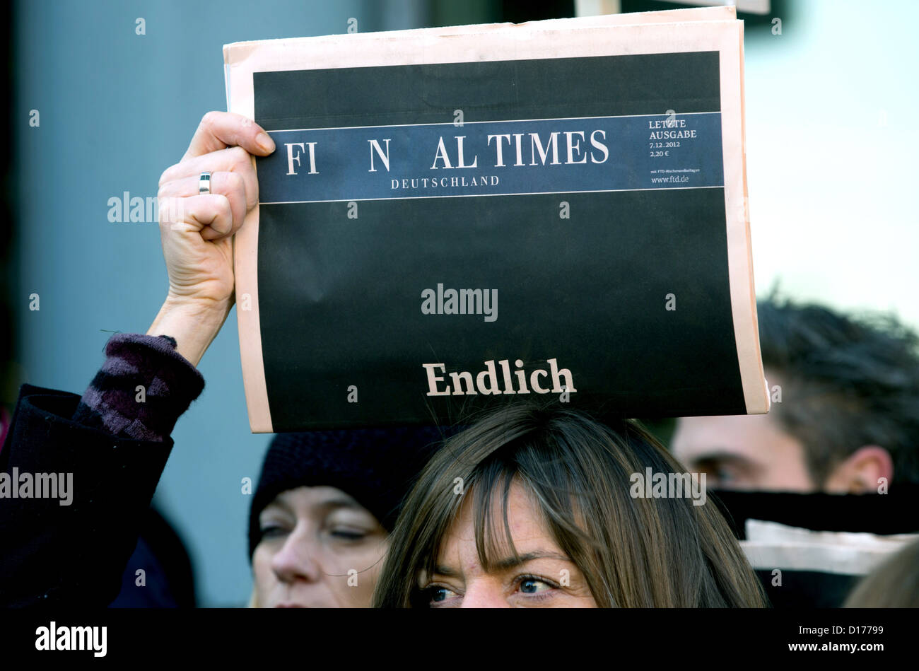 Los empleados de la editorial Gruner + Jahr Business Media se manifiestan delante de su empleador en la sede de Hamburgo, Alemania, 07 de diciembre de 2012. La cuestión final de el diario de negocios nespaper Alemania 'Financial Times' (FTD) apareció el 07 de diciembre de 2012. Foto: Christian Charisius Foto de stock