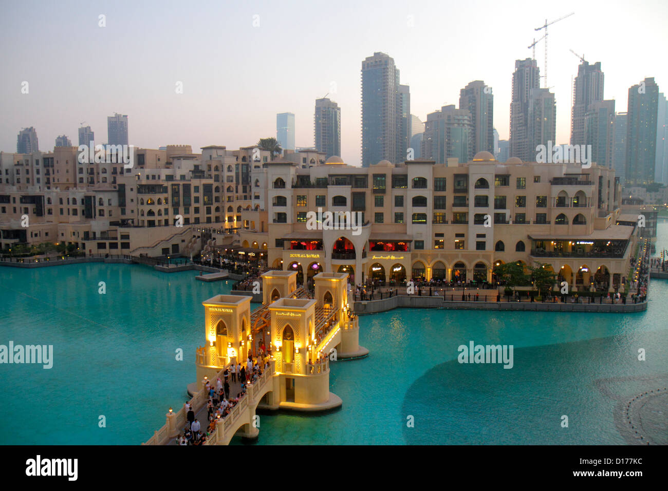 Dubai EAU,Emiratos Árabes Unidos,Centro de Dubai,Burj Dubai,Dubai Mall,Burj Khalifa Lake,The Residences West East Tower 1 2 3,rascacielos de gran altura Foto de stock