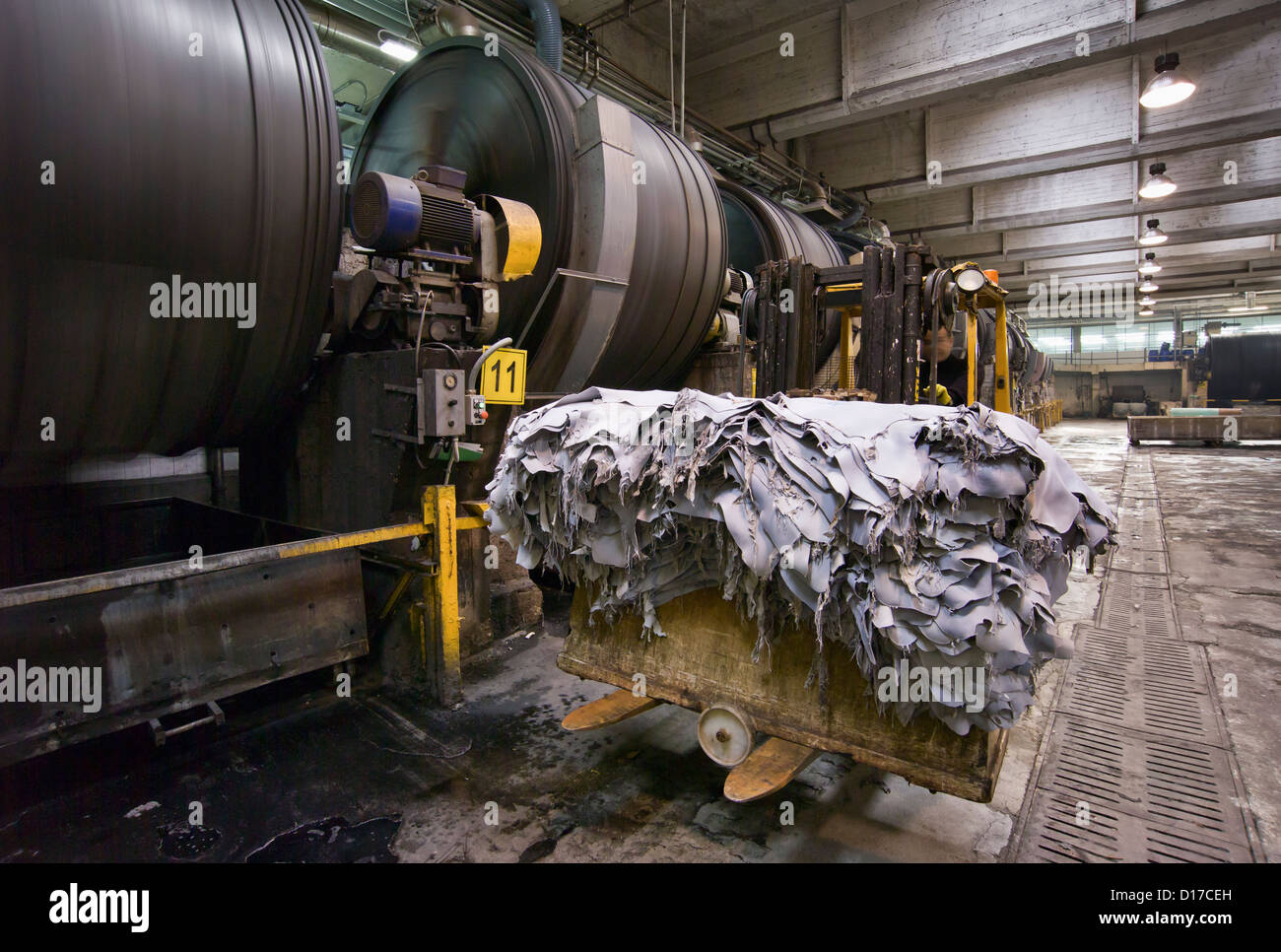 Italia, Nápoles, industrial, de la fábrica de cuero, tambores de cuero de  vaca de lavado Fotografía de stock - Alamy