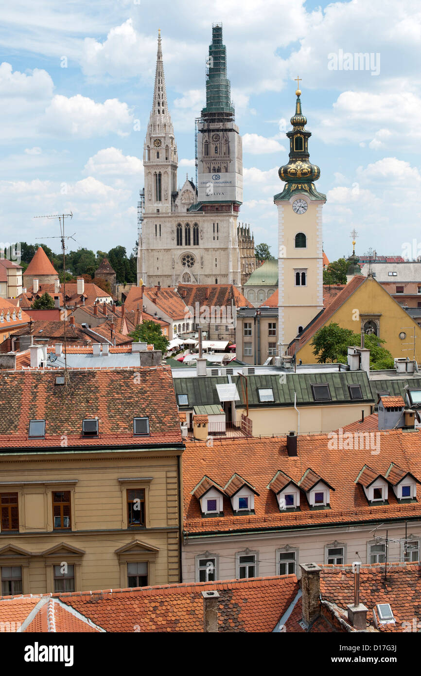 Los tejados y las torres gemelas de la Catedral de la Asunción de la santísima Virgen María en Zagreb, la capital de Croacia. Foto de stock