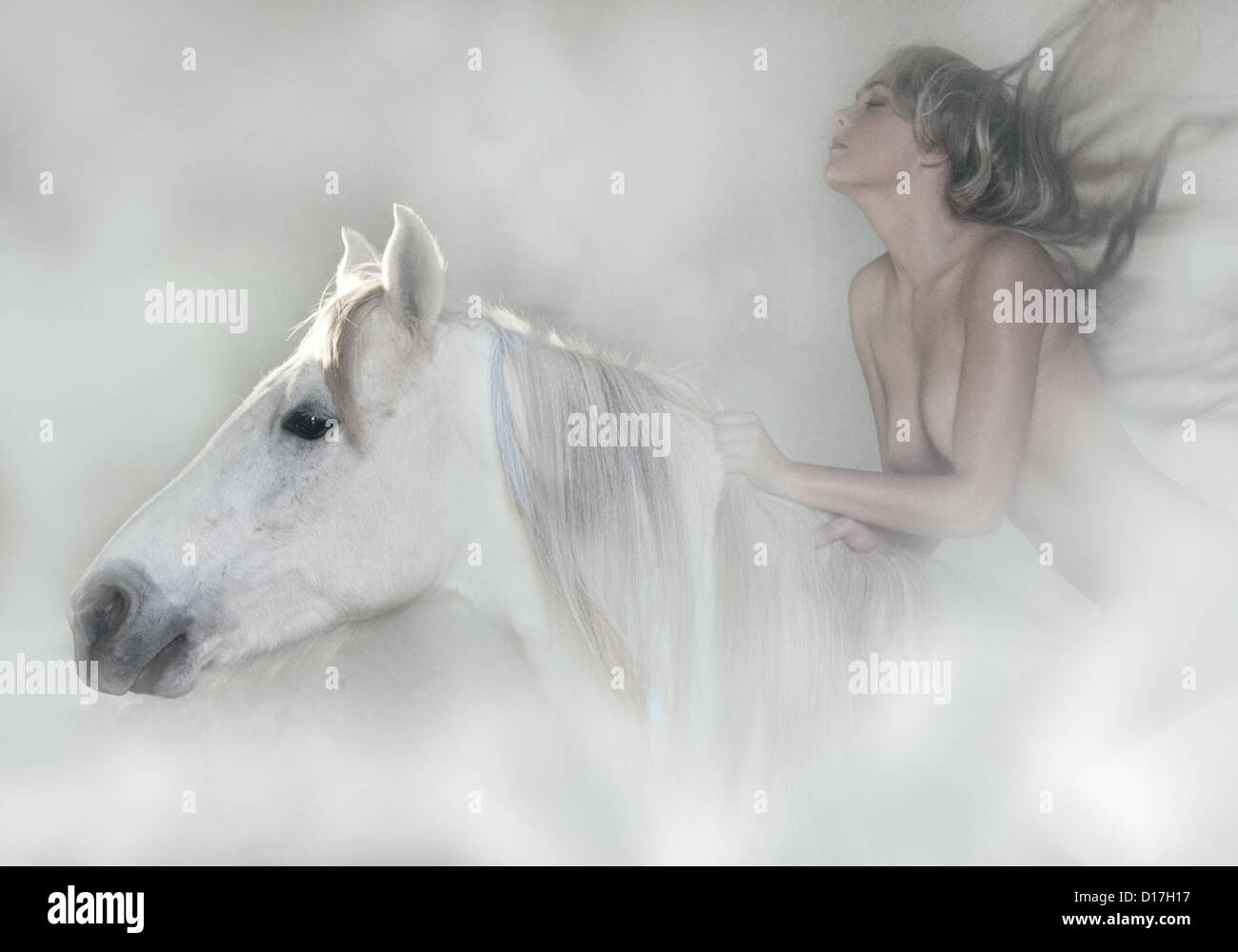 Mujer desnuda montando caballo blanco Fotografía de stock - Alamy