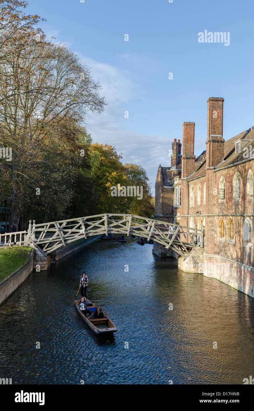 Cambridge, navegar bajo el Puente Matemático Foto de stock