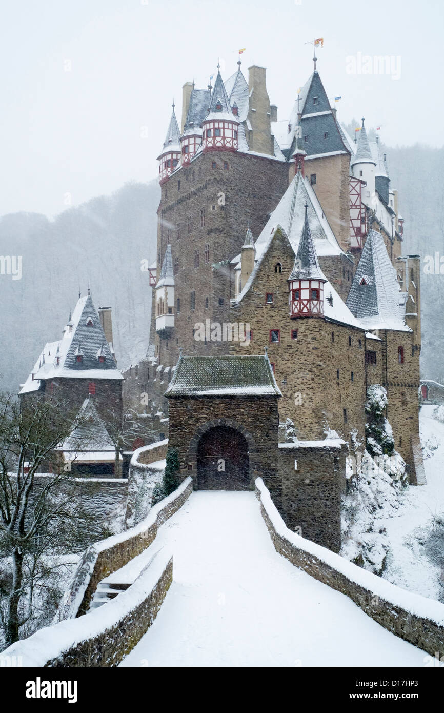 Vista del castillo Burg Eltz en invierno la nieve en ...