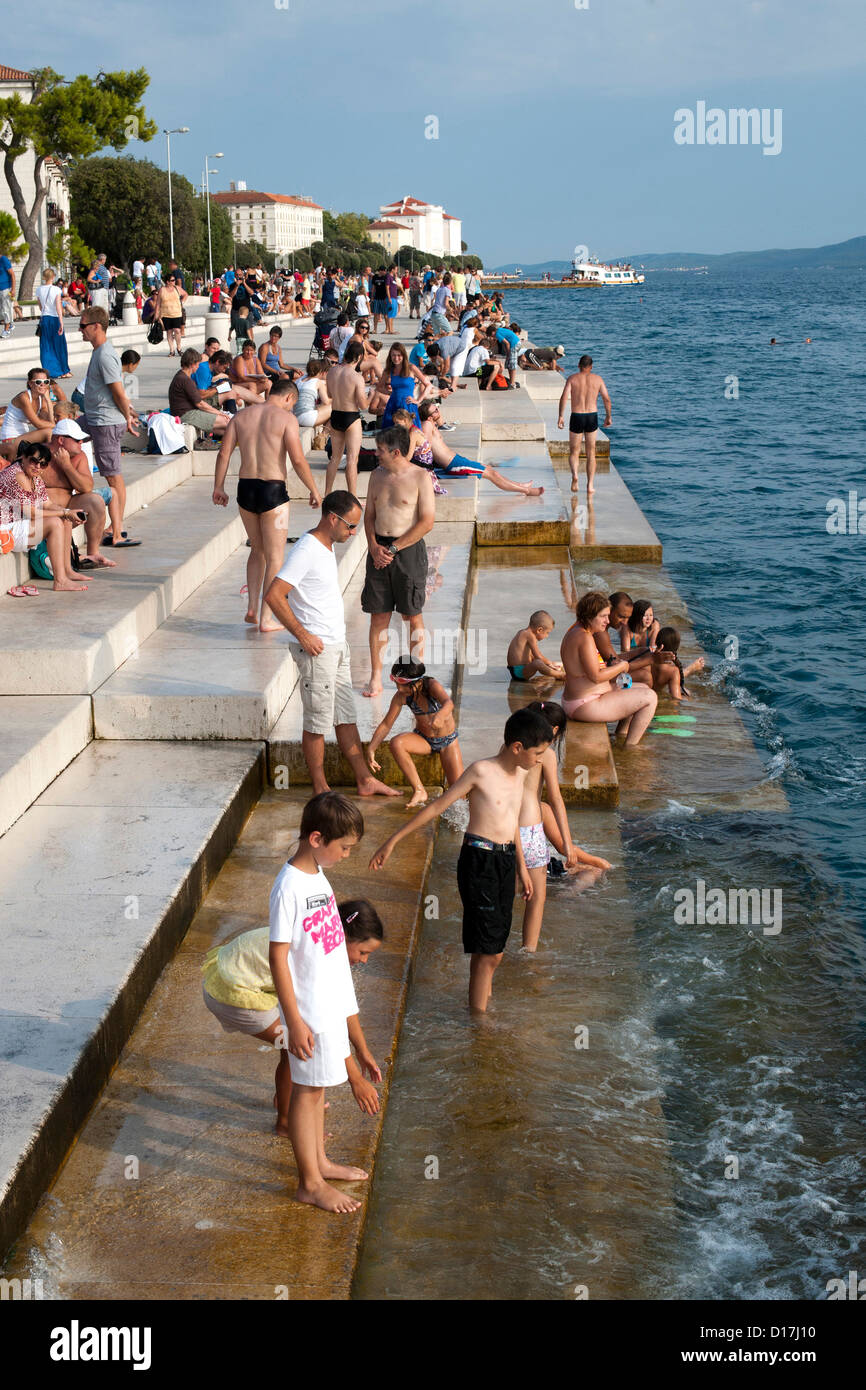 La gente en los escalones de la 'Sea Organ' en Zadar en la costa adriática de Croacia. Foto de stock