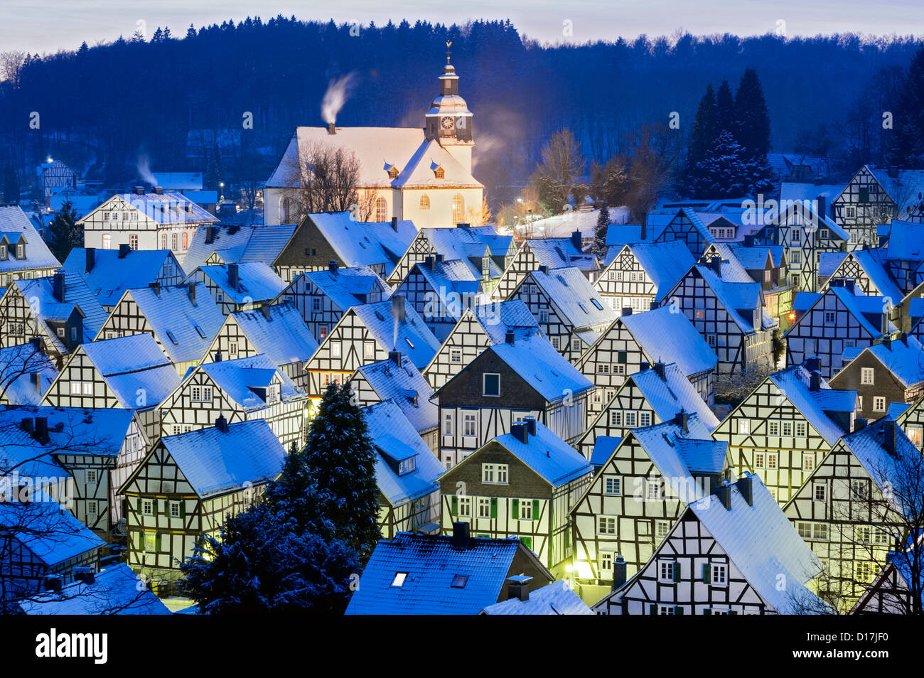 Vista invernal de casas antiguas cubiertas de nieve en Freudenberg, Siegerland Alemania Foto de stock