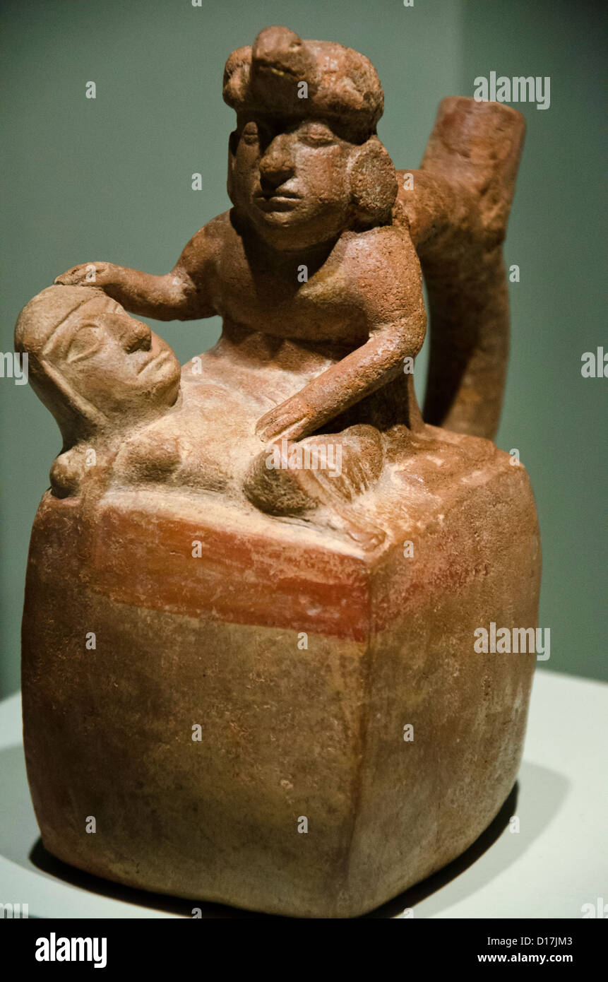 Vasija de cerámica de la cultura Moche, 100 AC-800 AC Perú Foto de stock