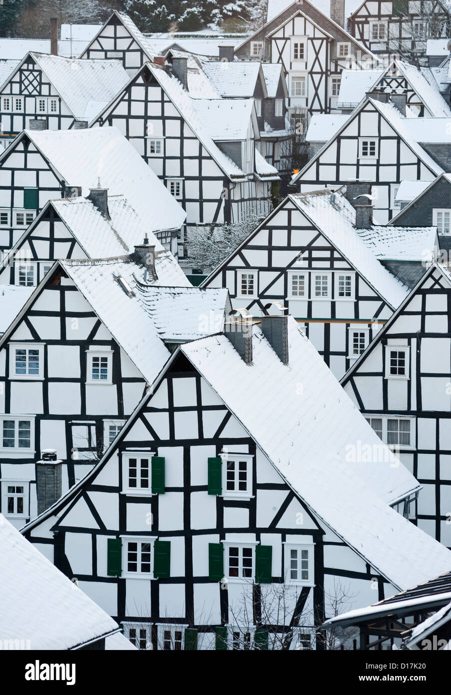 Vista invernal de antiguas casas cubiertas de nieve en Freudenberg Siegerland Alemania Foto de stock