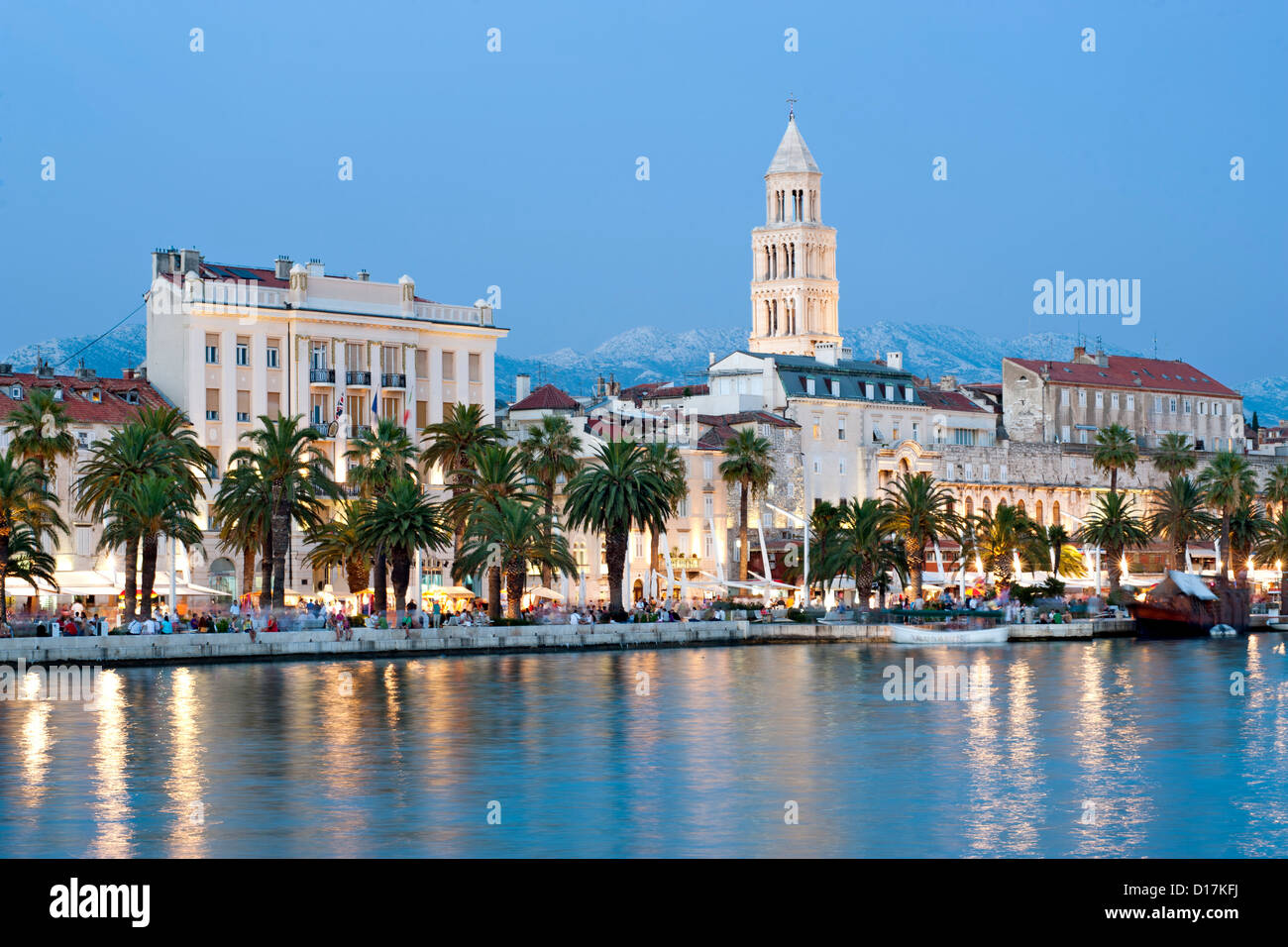 Anochecer vista del paseo marítimo y de la torre de la catedral de san Domnio, en la ciudad de Split, en Croacia. Foto de stock