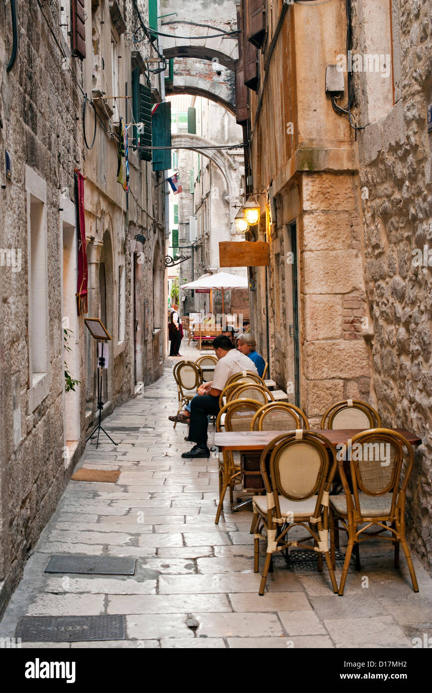 Callejuelas de piedra y los restaurantes en el casco antiguo de la ciudad de Split, en la costa adriática de Croacia. Foto de stock