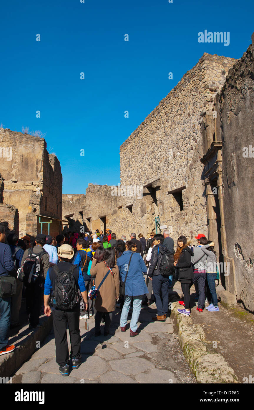 Grupo turístico fuera Lupanare antiguo burdel de Pompeya, la ciudad romana sepultada en lava, cerca de Nápoles, en la región de Campania Italia Foto de stock