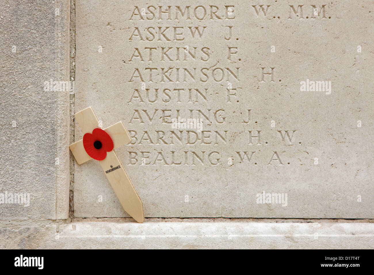 Ela Comisión de tumbas de guerra Tyne Cot Cementerio de la Primera Guerra Mundial, uno de los soldados británicos en Passendale, Flandes, Bélgica Foto de stock