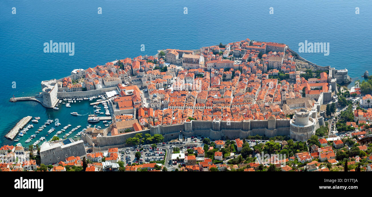 Vista desde el Monte Srd del casco antiguo de la ciudad de Dubrovnik, en la costa adriática de Croacia. Foto de stock