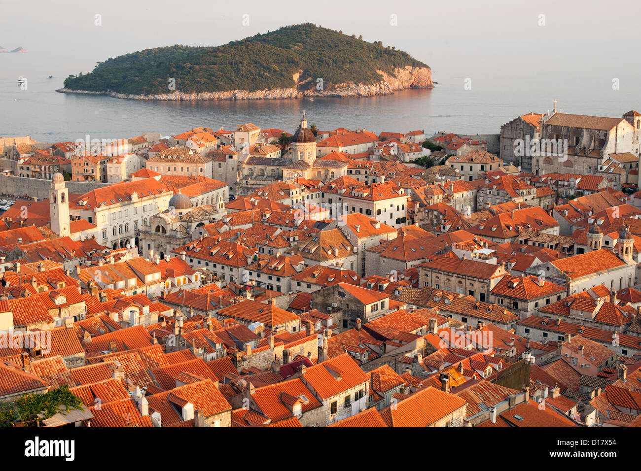 Vistas de los tejados del casco antiguo de la ciudad de Dubrovnik, en la costa adriática de Croacia. También se puede ver la isla de Lokrum. Foto de stock