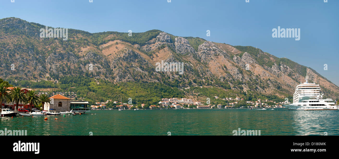 Vista panorámica de la bahía de Kotor en Montenegro. Foto de stock