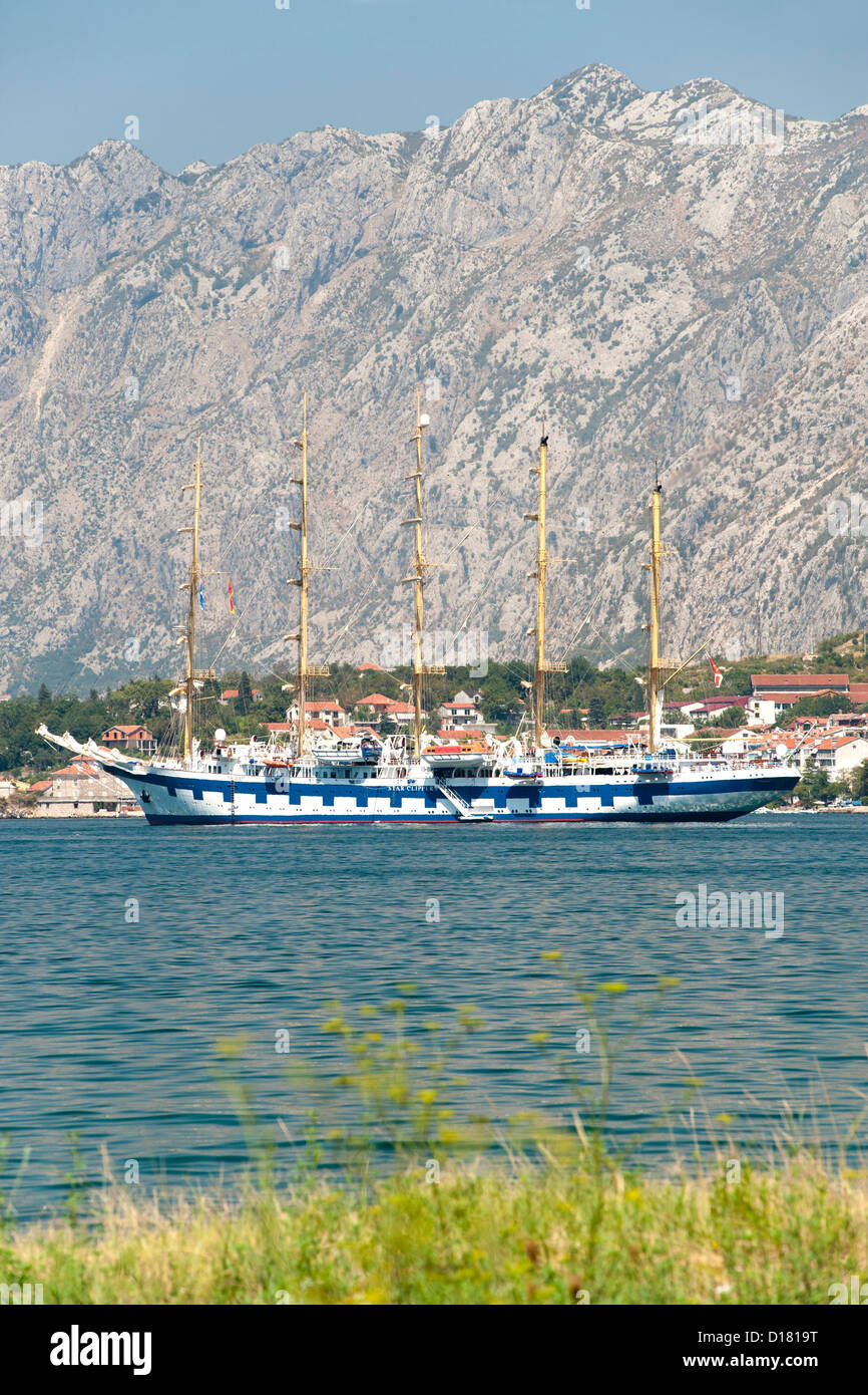 Tall velero anclado en la bahía de Kotor, en Montenegro. Foto de stock