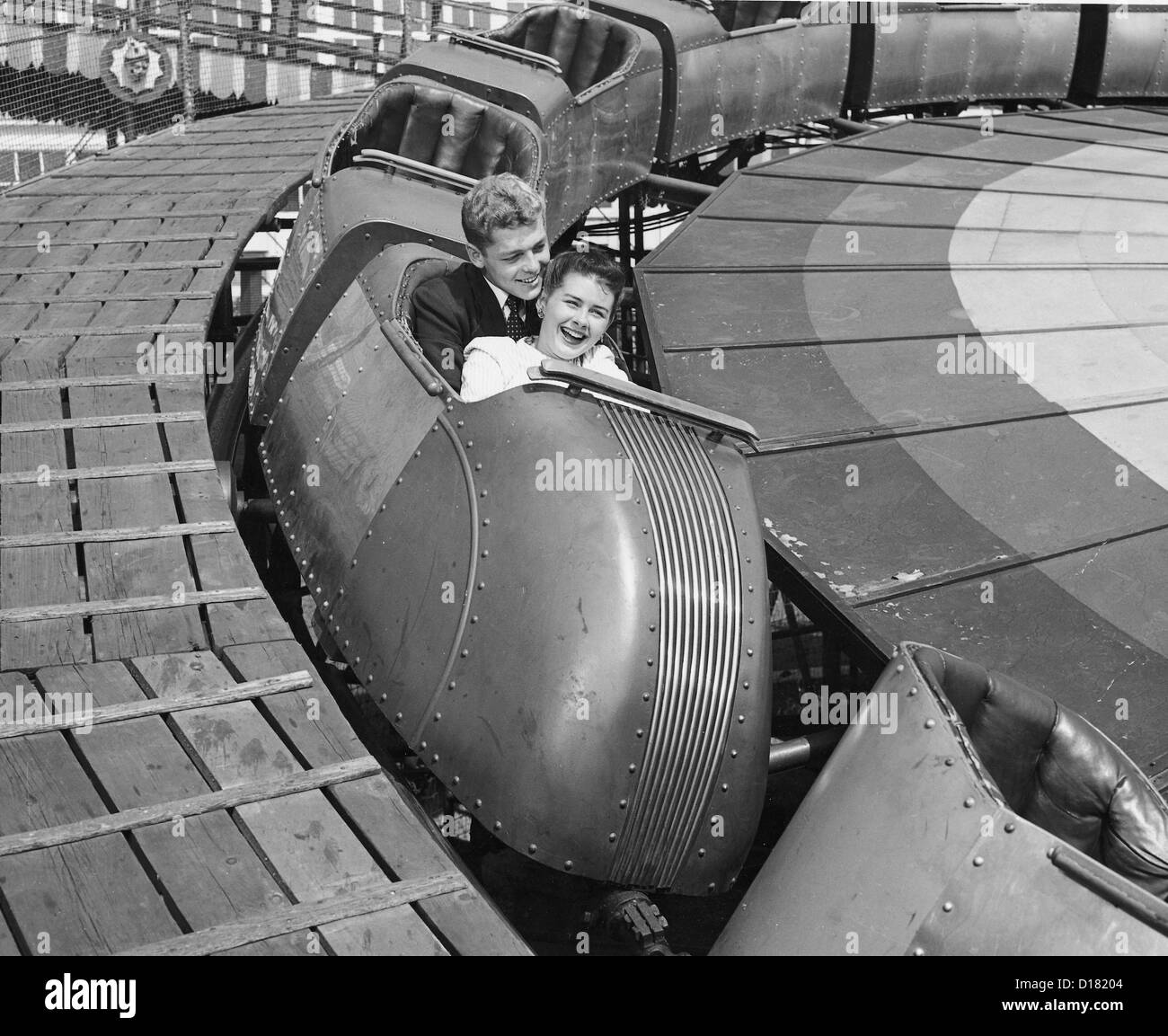 La pareja de adolescentes en roller coaster, Coney Island, Nueva York, 1950 Foto de stock