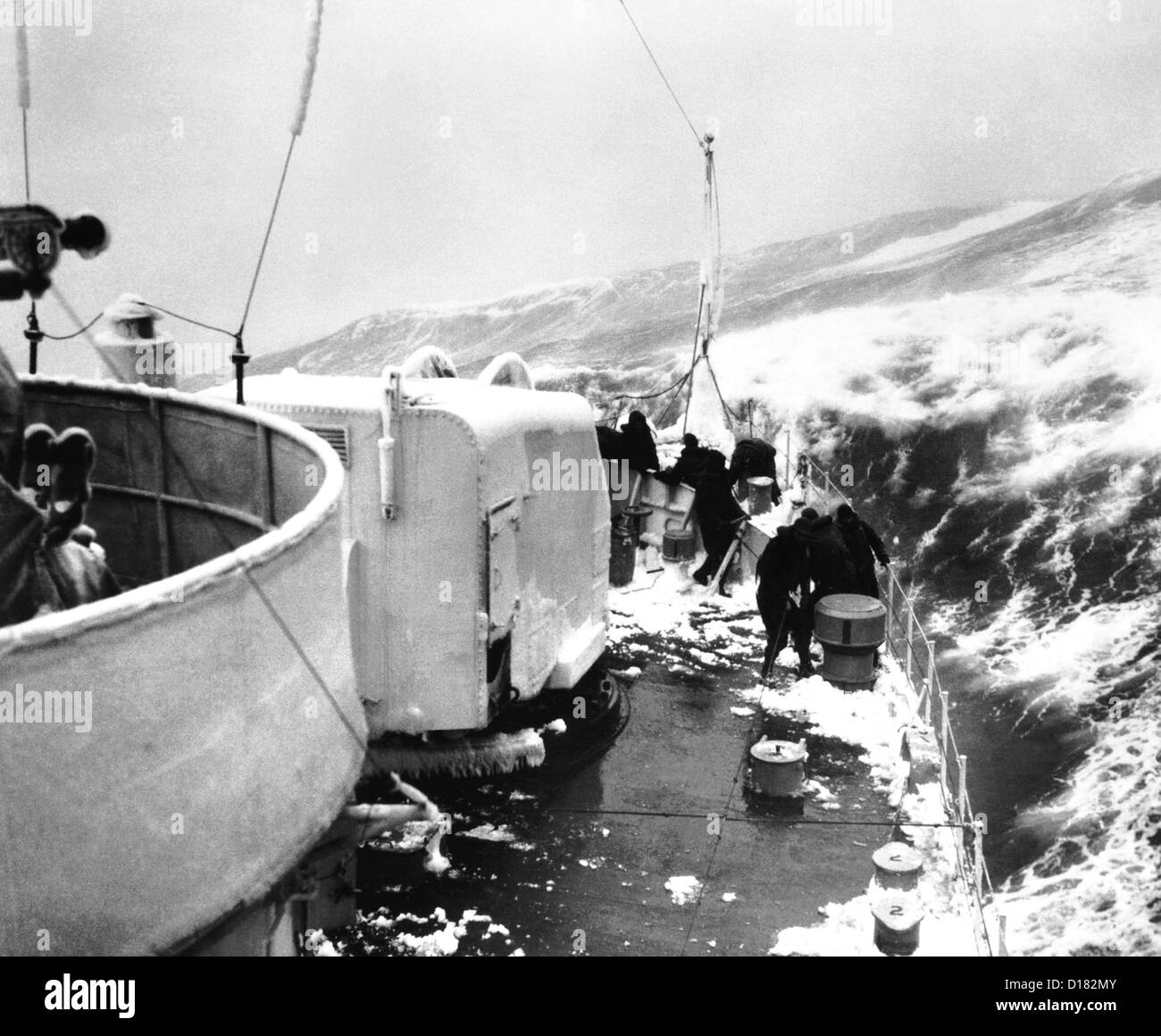 En la cubierta de la tripulación del barco durante la tormenta Foto de stock