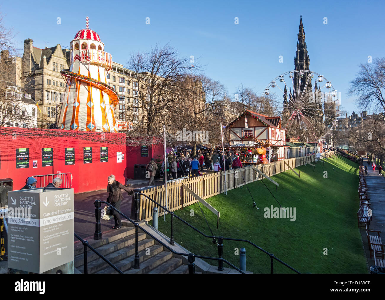 Ver más "Highland Village' en el este de Princes Street Gardens en Edimburgo, Escocia, con entretenimiento de Navidad Foto de stock