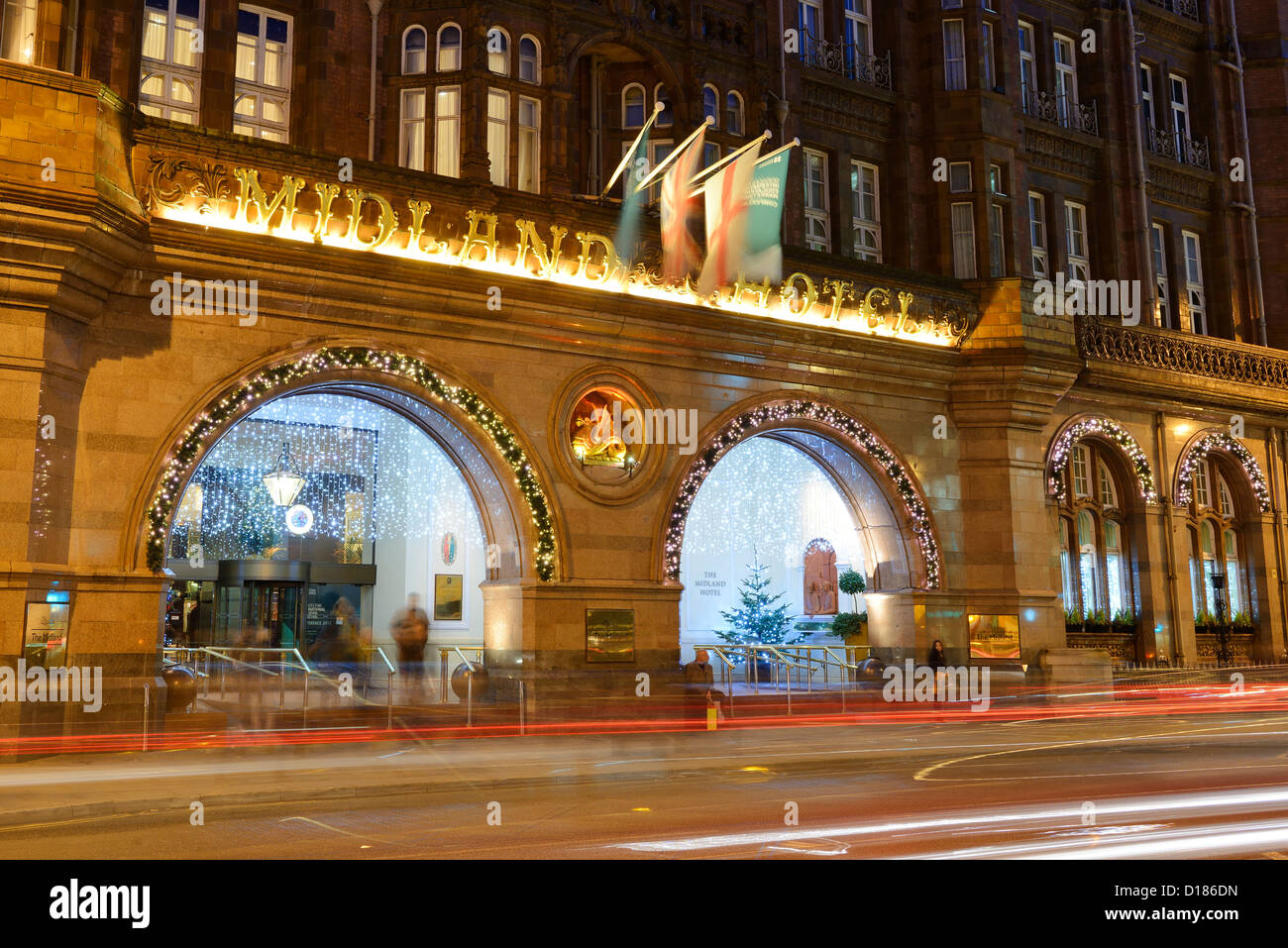 La entrada principal del Hotel Midland en el centro de la ciudad de Manchester durante la noche Foto de stock