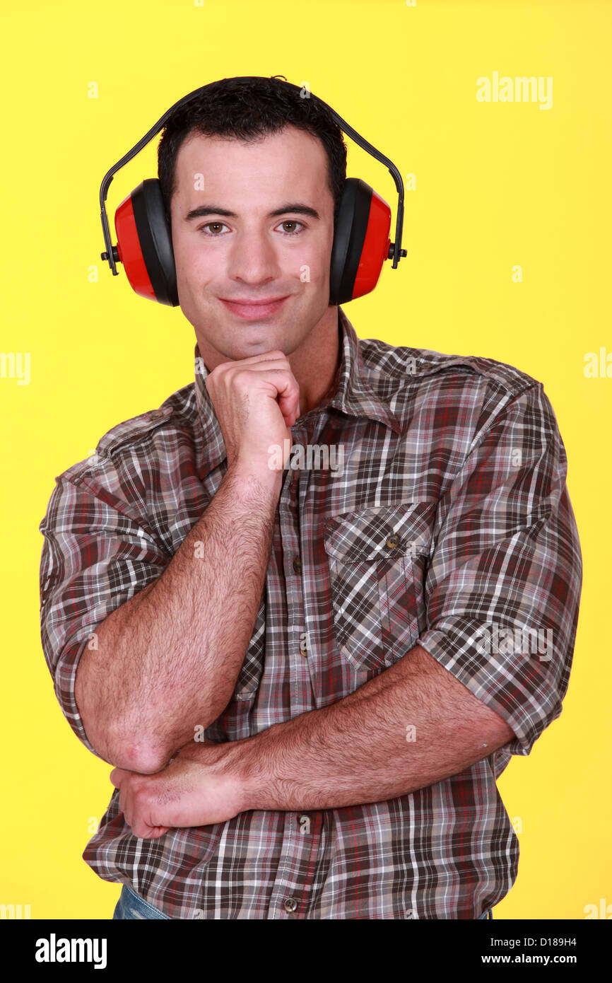 El hombre llevar orejeras Fotografía de stock Alamy