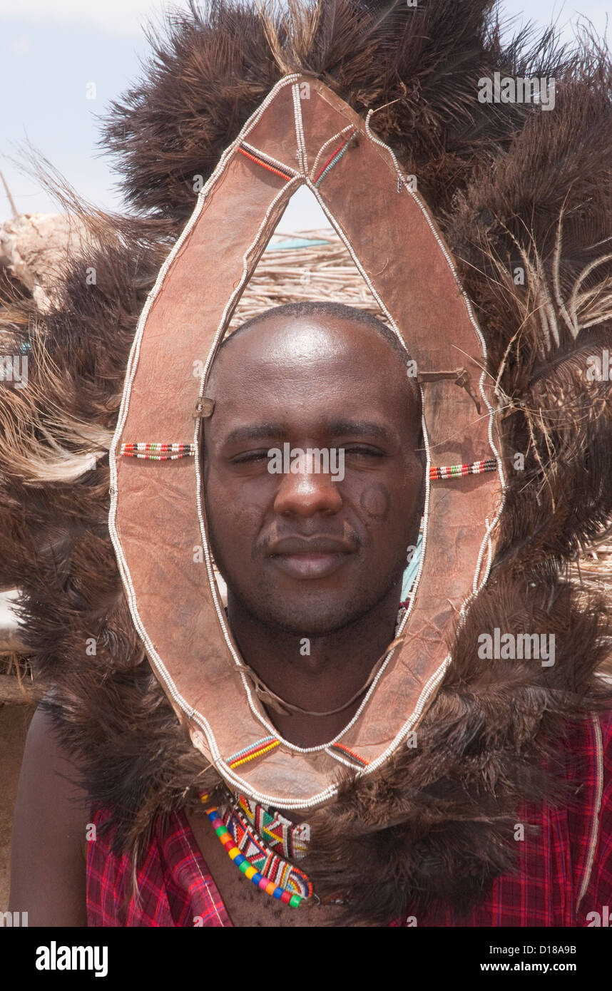 Retrato de Masai con tocado de avestruz ceremonial Foto de stock