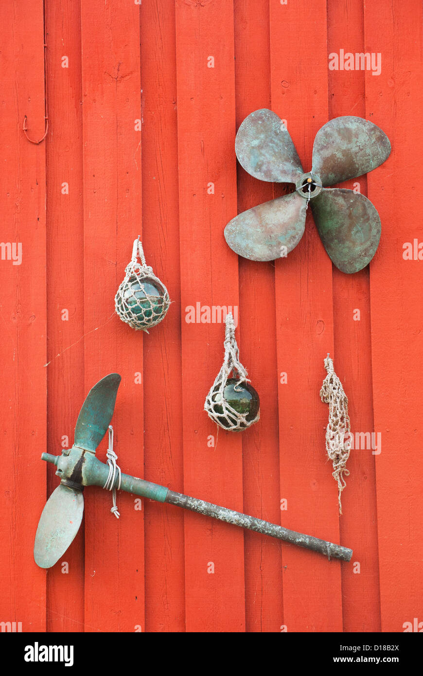 Muro decorado con herramientas de pesca, Isla de agarre, fuera de Kristiansund, Noruega, y la pesca en Temporada Holiday Village Foto de stock