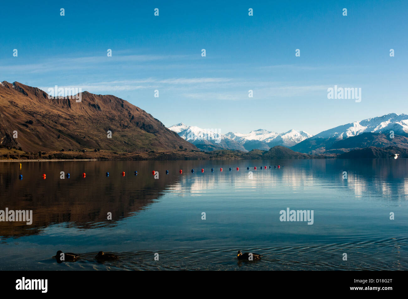Las montañas y el cielo reflejado en el lago Foto de stock