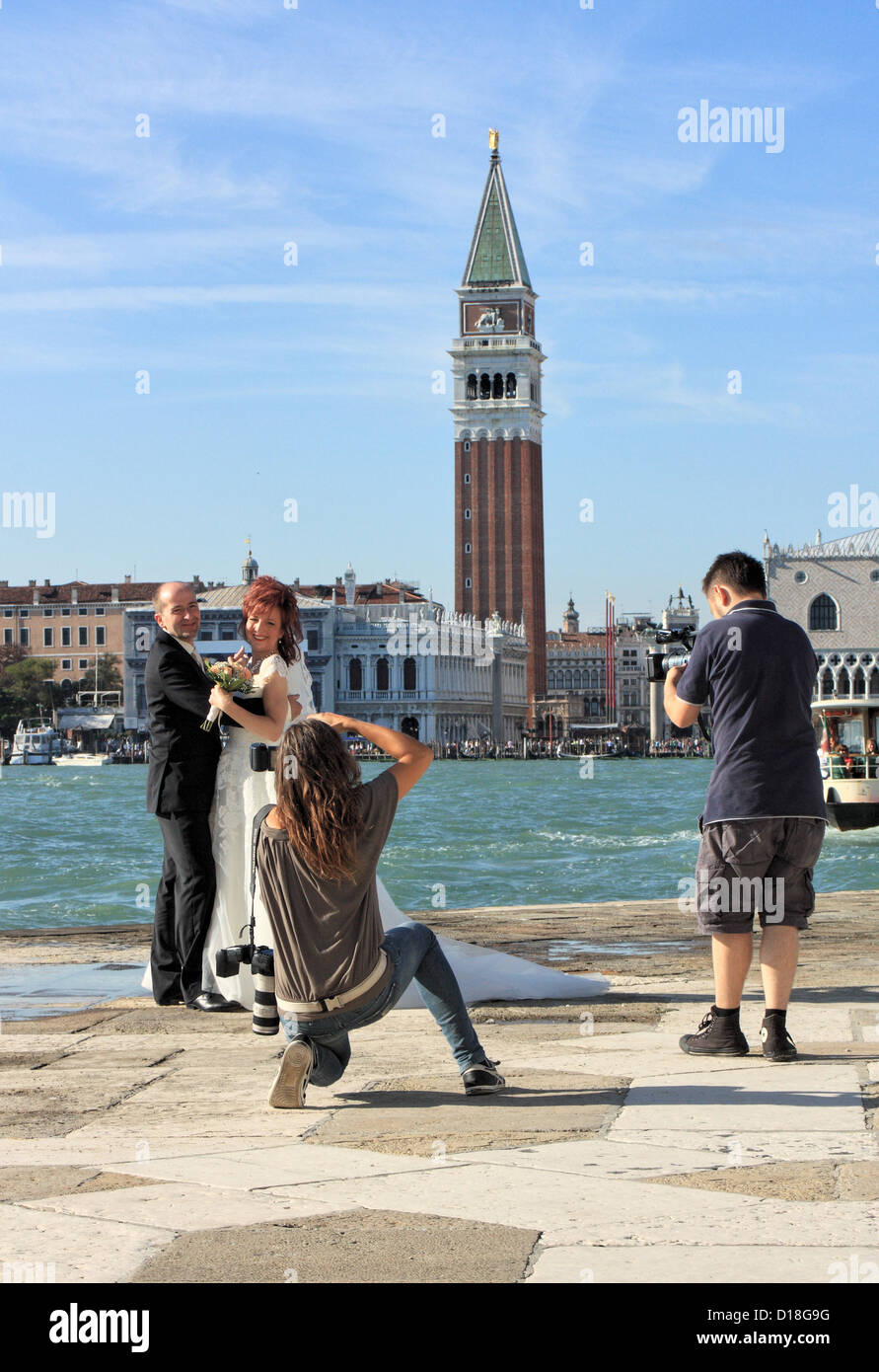 Los recién casados - boda en Venecia Foto de stock