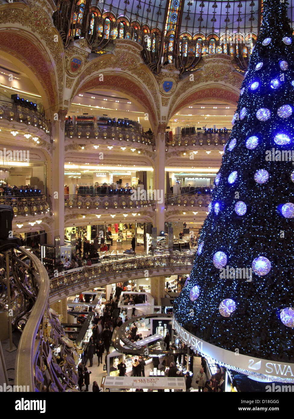 Un árbol de navidad de lujo es retratada en la rotonda de las Galeries  Lafayette en París, Francia, el 10 de diciembre de 2012. Está decorado con  enormes bolas de cristal Swarovski