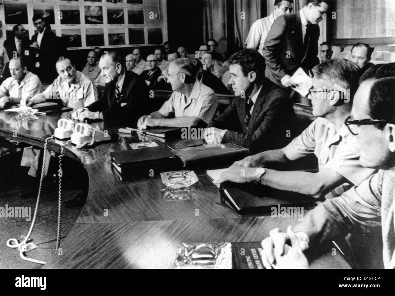 El presidente Lyndon Johnson se reúne con dirigentes militares. En el campamento de K. L. Smith, cuarteles militares para el Pacífico, L-R: Gen. John Foto de stock