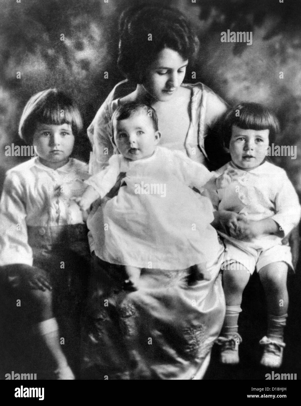 Rose Kennedy con sus tres hijos mayores. Joseph Jr. (izquierda), el ROMERO (centro) y John. Ca. 1919. (CSU ALPHA 1046) CSU Foto de stock