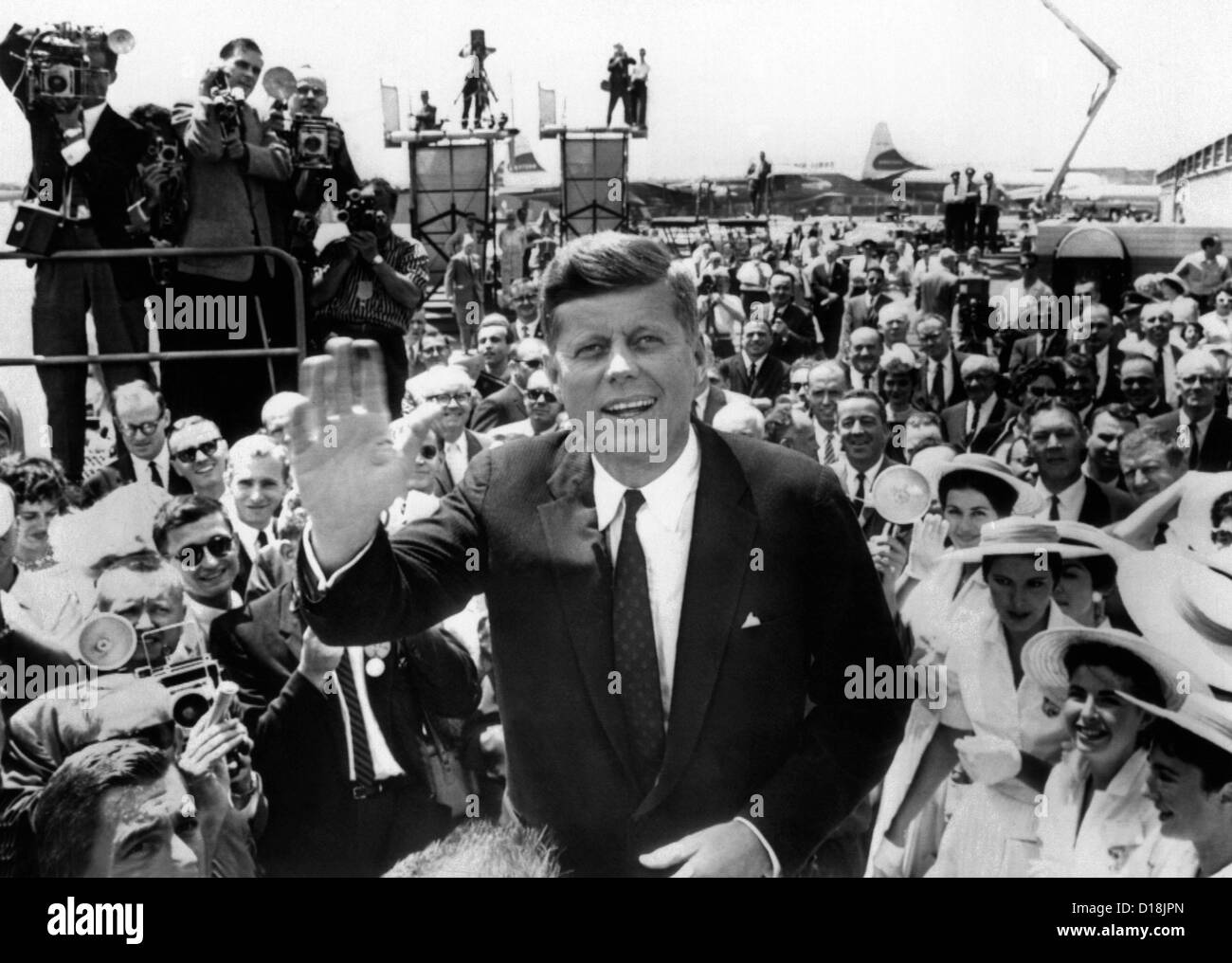 El Senador John Kennedy olas a su llegada al Aeropuerto Internacional de Los Angeles para la convención demócrata de 1960. Él era el Foto de stock