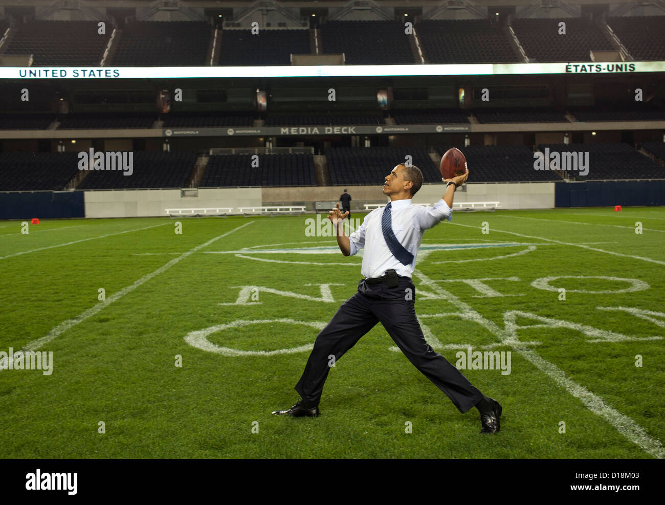 El presidente Barack Obama lanza una pelota de fútbol en el campo en el Soldier Field tras la cena de trabajo de la OTAN en Chicago, Illinois, Foto de stock